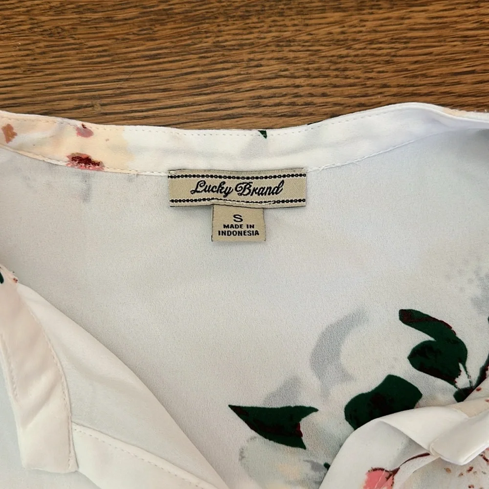 Lucky Sleeveless Floral Blouse - Picture 2 of 4